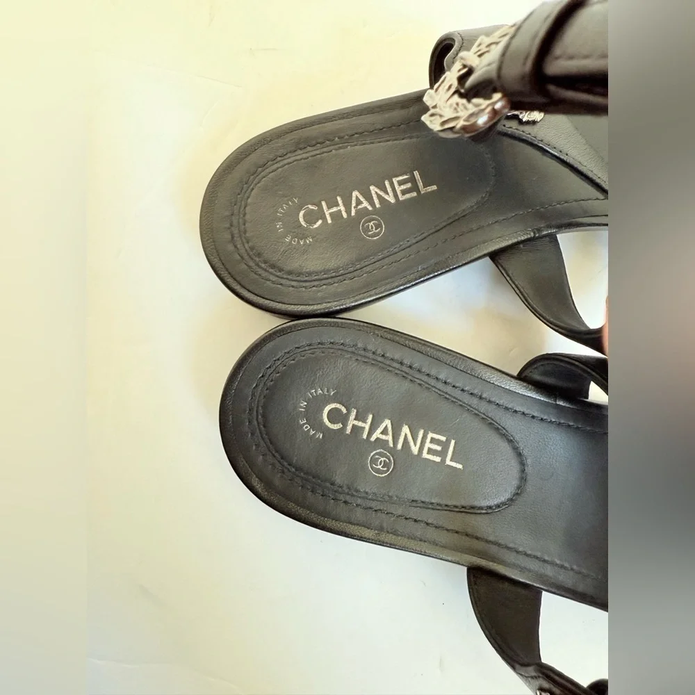 Chanel Black Calfskin Leather Interlocking CC leaf pattern thong flat sandals 38